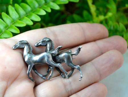 Brosa din argint masiv vintage, model "Horses" [1]