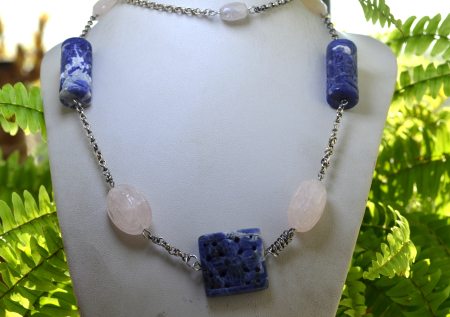 Colier din sodalit si cuart roz sculptat, atelier australian [2]