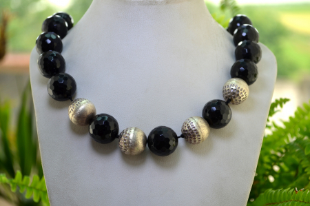 Colier onix natural fatetat cu bile din argint [3]