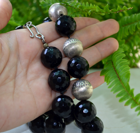 Colier onix natural fatetat cu bile din argint [1]