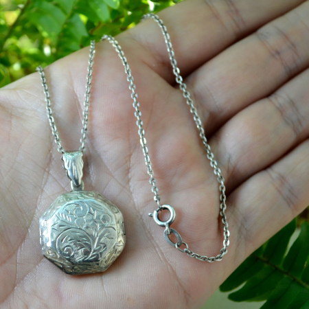 Lant argint cu foto locket gravat, design victorian A Vintage Collection [1]