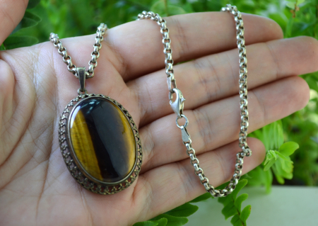 Lant cu pandant aurit vechi, pandant Ochi de tigru [1]