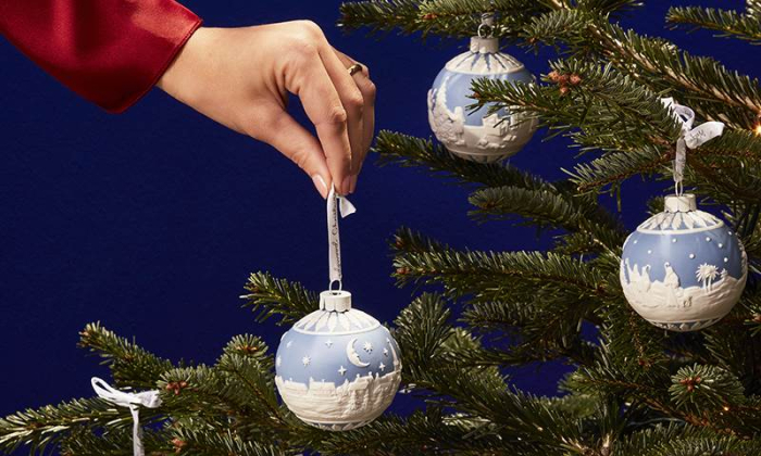 Ornament Craciun W "Christmas Dressing the Tree" glob [3]
