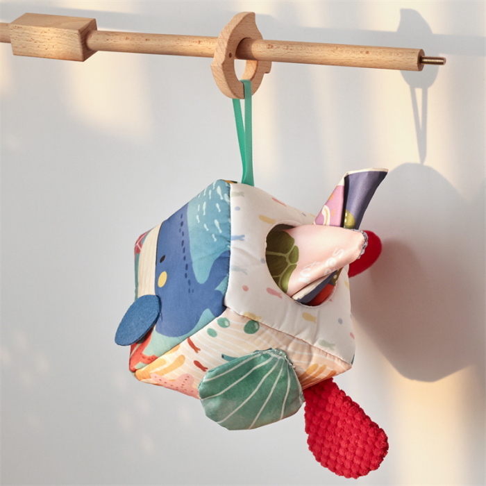 Cub senzorial bebe Babysnugg, jucarie interactiva tip tissue box, Montessori, 3+ luni, esarfe colorate, dezvoltare senzoriala, Crab [3]