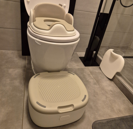 Olita multifunctionala 4 in 1 pentru copii – Reductor WC, Inaltator, Scaun, Recipient detasabil, Perna moale, Spatar ergonomic, Anti-alunecare, Anti-stropire, Capac inclus [1]