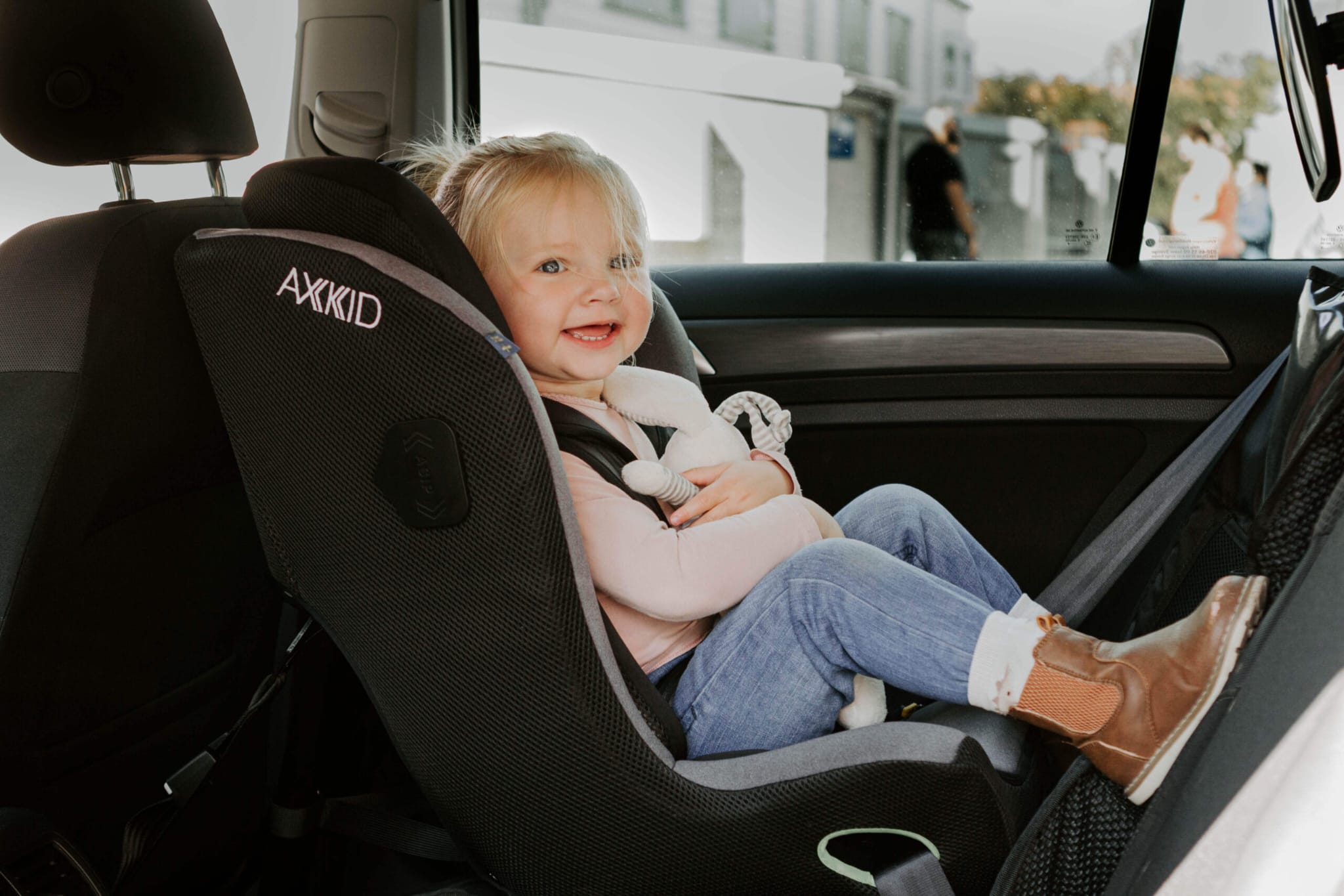 ISOFIX vs. Prinderea cu Centura – Ce Alegem pentru Siguranța Copilului?