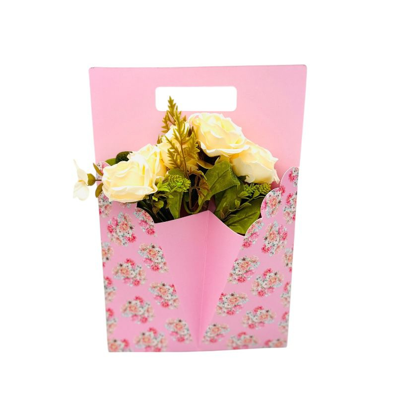 Aranjament floral deosebit cu buchet de trandafiri artificiali și boboci diversi, galben deschis, 34×23 cm [1]