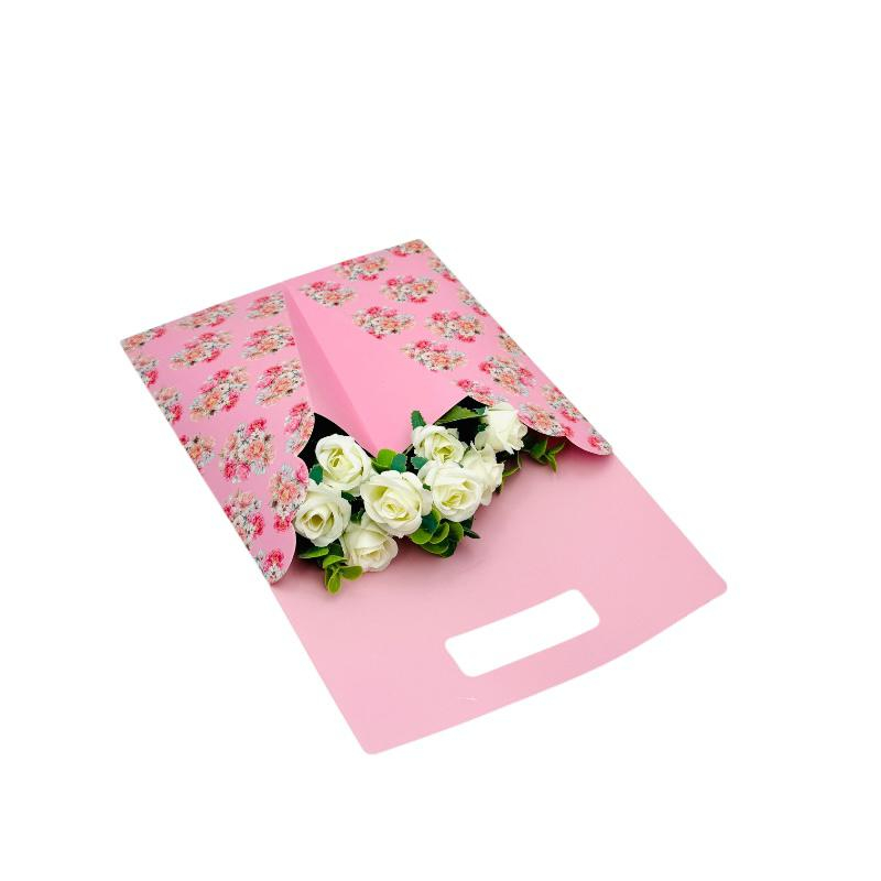 Aranjament deosebit cu buchet de trandafiri artificiali si frunze de eucalipt, alb, 34×23 cm [2]
