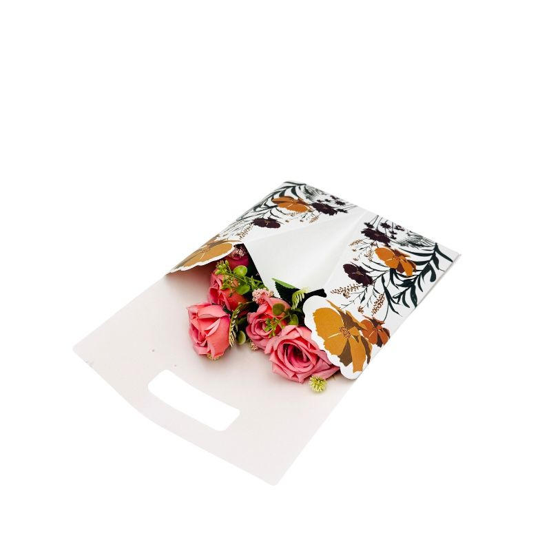 Aranjament floral deosebit cu buchet de trandafiri si flori de camelie, roz pal, 34×23 cm [1]