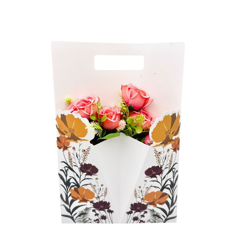 Aranjament floral deosebit cu buchet de trandafiri si flori de camelie, roz pal, 34×23 cm [3]