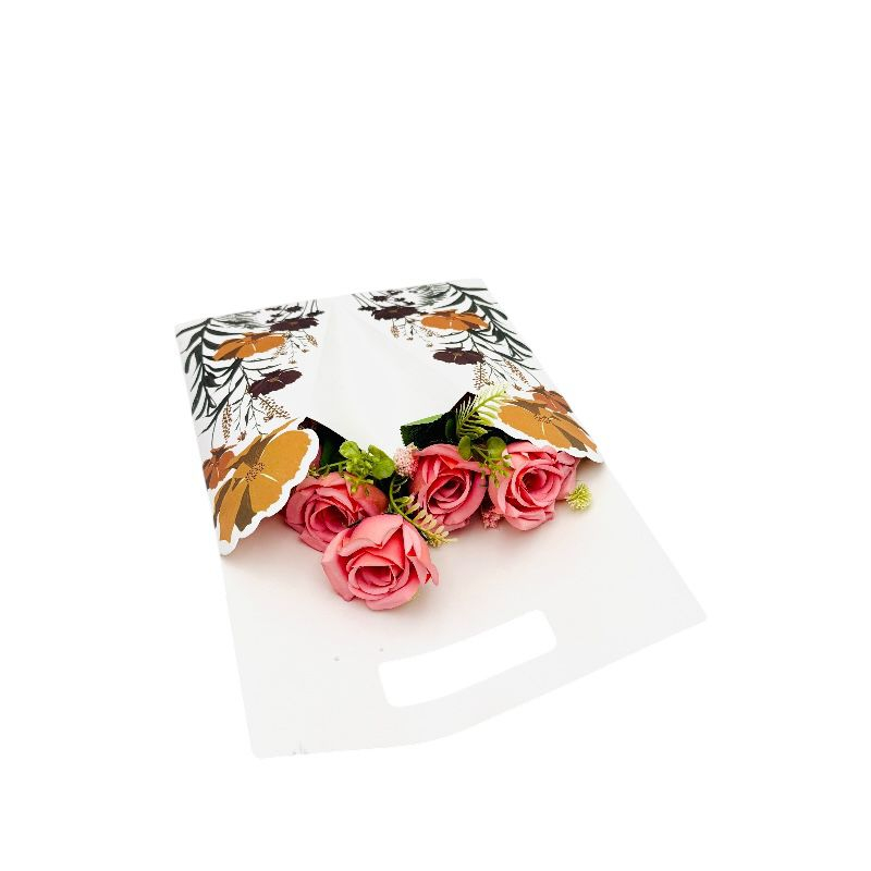 Aranjament floral deosebit cu buchet de trandafiri si flori de camelie, roz pal, 34×23 cm [2]