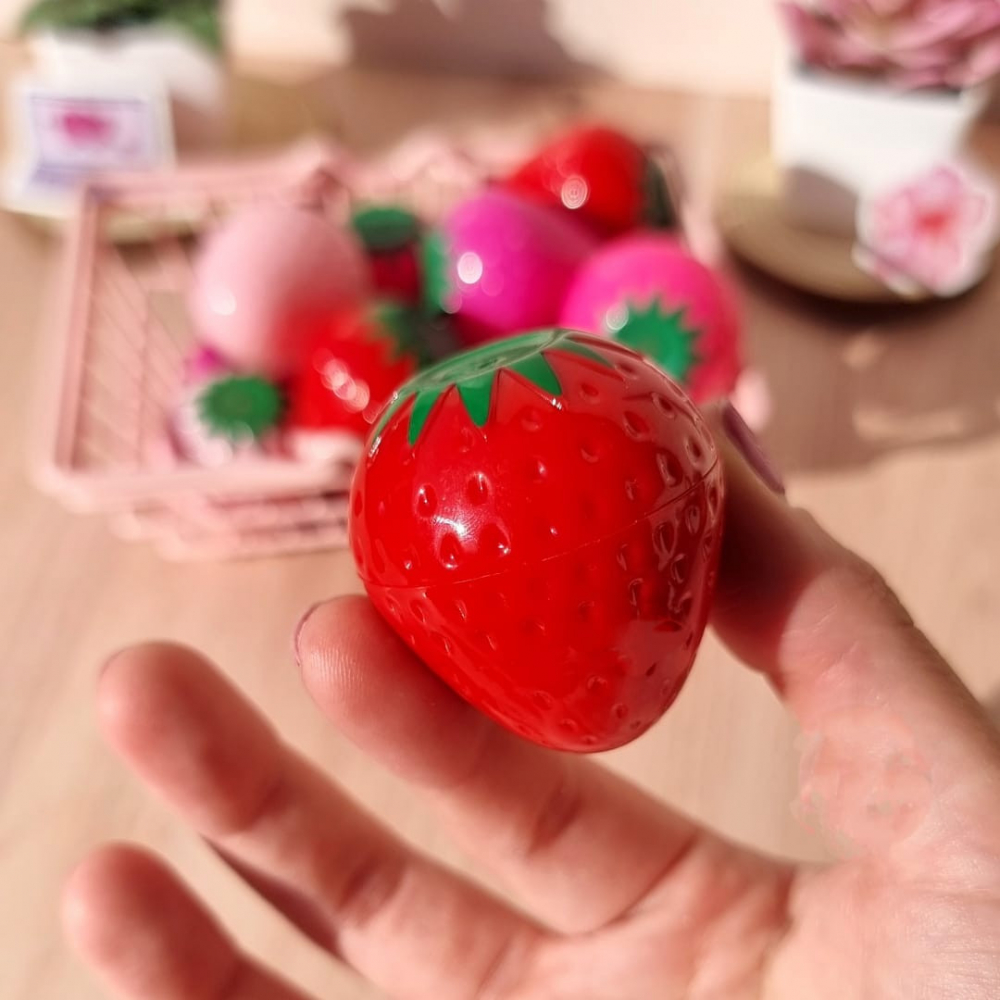 Balsam pentru Buze, Formă de Căpșună, 11g – Hidratare Intensă și Protecție pentru Buze [1]