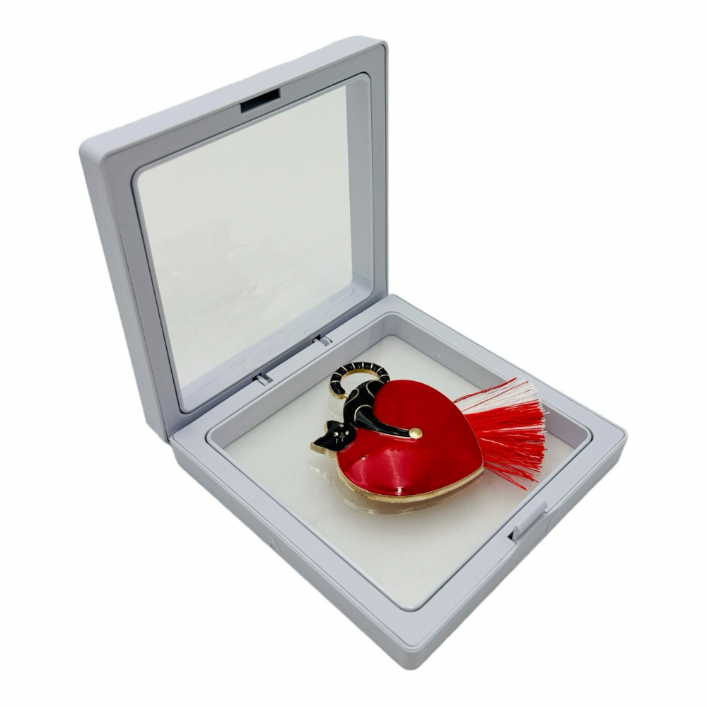 Brosa Martisor , Cat Love in cutie cu expunere 3D (alb/negru), 8.5×8.5×2cm [1]