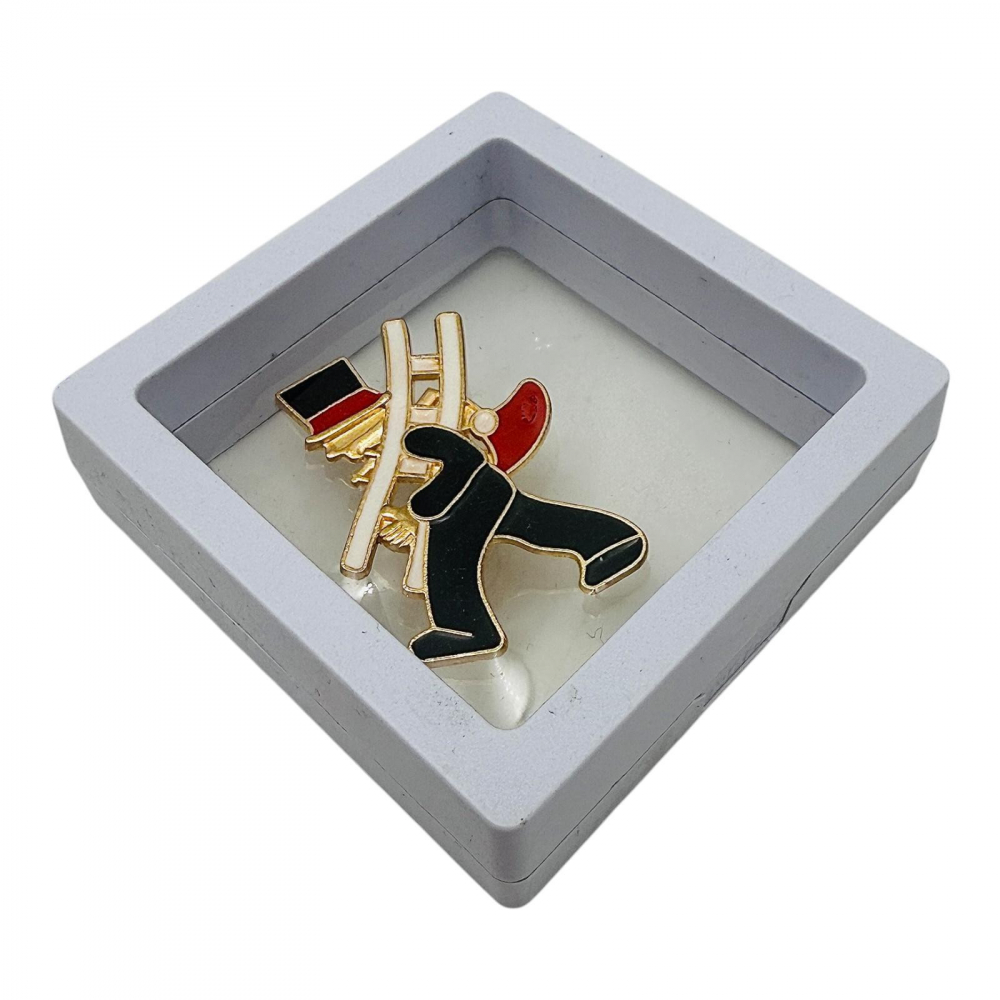 Brosa Martisor, Cosar Norocos in cutie cu expunere 3D (alb/negru), 8.5×8.5×2cm [1]
