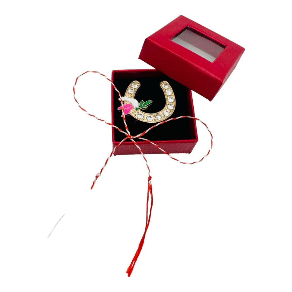 Brosa Martisor in cutiuta cu fereastra, 5×5cm, Potcoava Norocoasa, model 2025 [1]