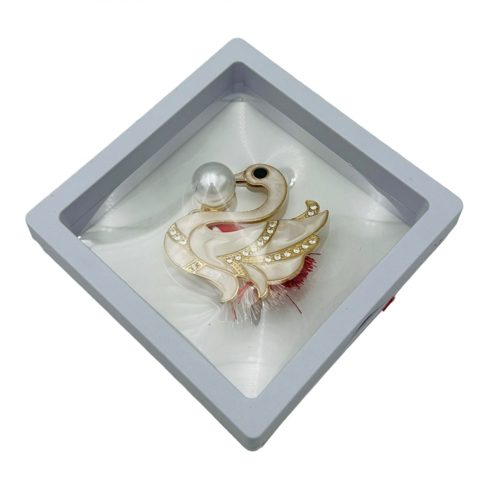Brosa Martisor, Lebada Deosebita in cutie cu expunere 3D (alb/negru), 8.5×8.5×2cm [1]