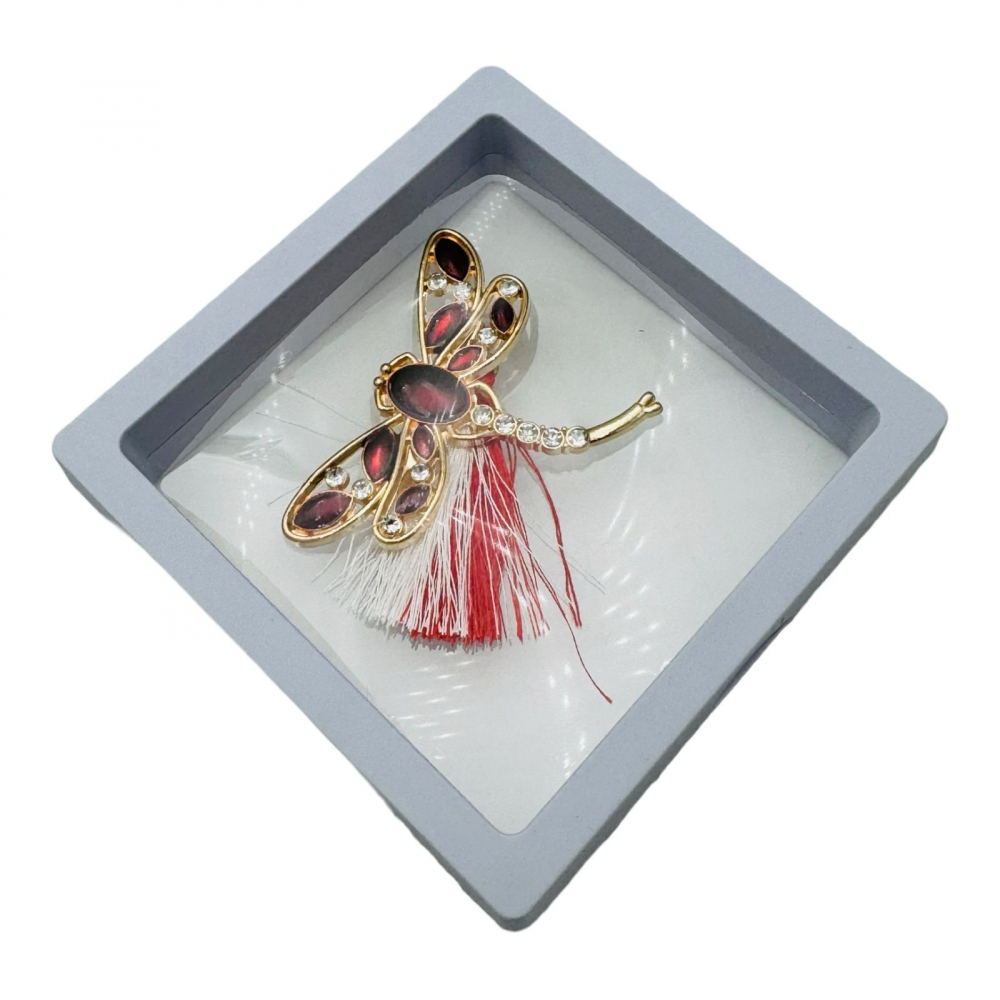 Brosa Martisor, Libelula Rosie in cutie cu expunere 3D (alb/negru), 8.5×8.5×2cm [1]