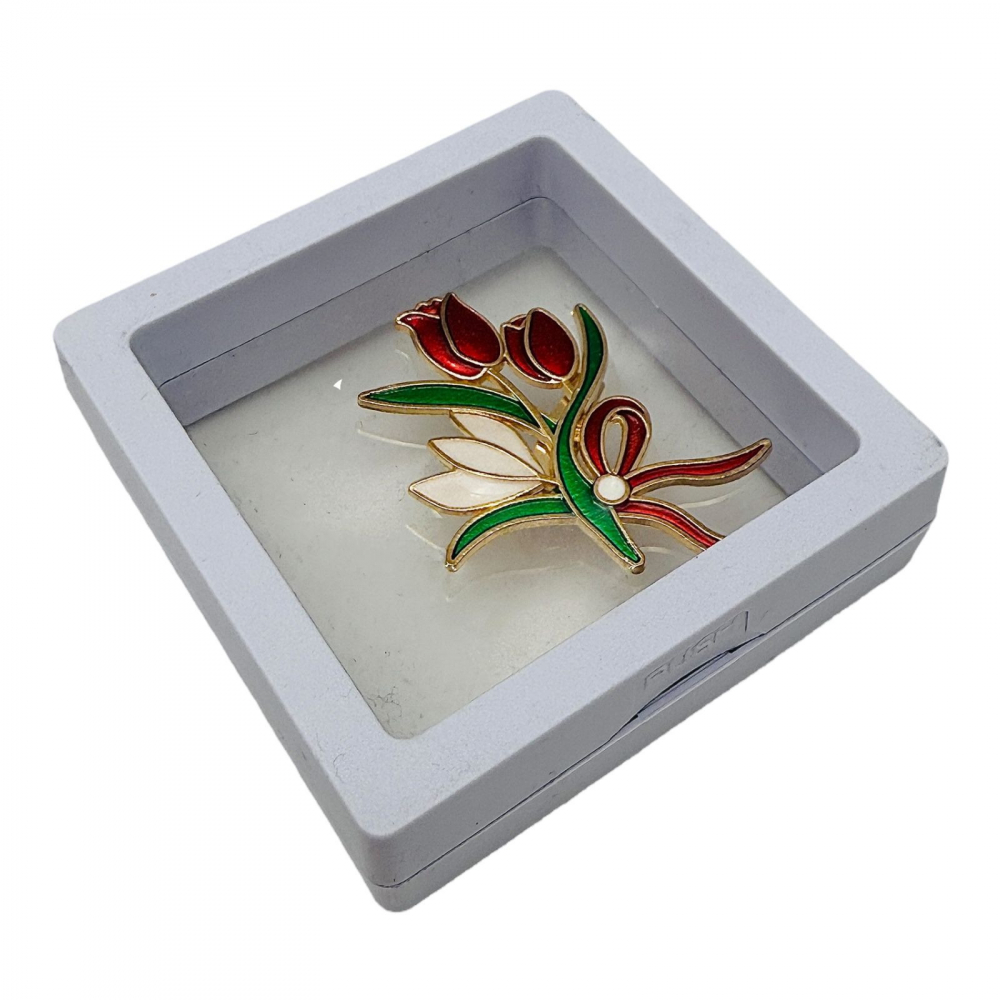 Brosa Martisor marime medie in cutie cu expunere 3D (alb/negru) Buchet cu Flori, 6.5×6.5×2cm [1]