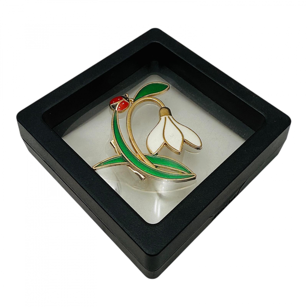 Brosa Martisor marime medie in cutie cu expunere 3D (alb/negru) Ghiocel Dragalas, 6.5×6.5×2cm [1]