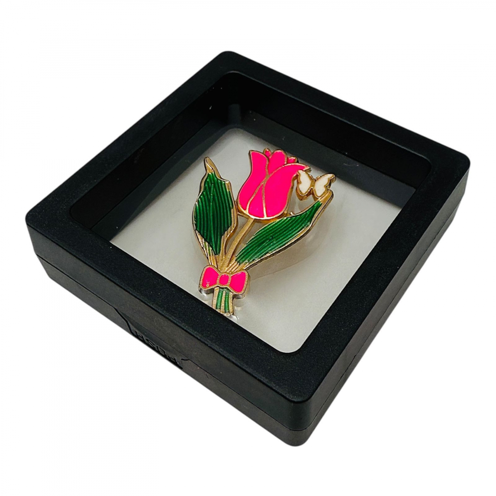 Brosa Martisor marime medie in cutie cu expunere 3D (alb/negru) Lalea Roz, 6.5×6.5×2cm [1]