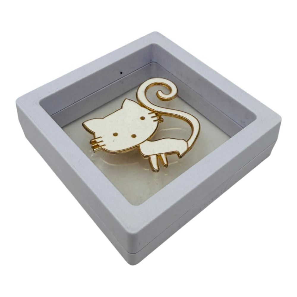  Brosa Martisor marime medie in cutie cu expunere 3D (alb/negru) Pisicuța Dragalasa, 6.5×6.5×2cm [1]
