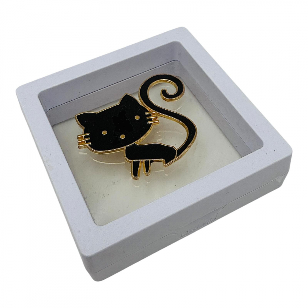 Brosa Martisor marime medie in cutie cu expunere 3D (alb/negru) Pisicuța Simpatica, 6.5×6.5×2cm [1]
