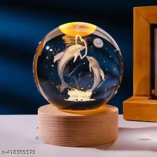 Lampa de veghe Cristal Glob 3D cu Delfini – 10cm, baza lemn, lumina calda ambientala decorativa, BaoBao [2]