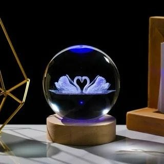 Lampa de veghe Cristal Glob 3D cu Lebede – 8cm, baza lemn, lumina ambientala decorativa, BaoBao [1]