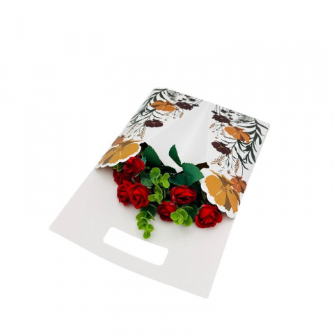 Aranjament deosebit cu buchet de trandafiri artificiali si frunze de eucalipt, rosu, 34×23 cm [1]