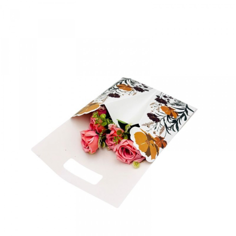 Aranjamente florale - Aranjament floral deosebit cu buchet de trandafiri si flori de camelie, roz pal, 34×23 cm