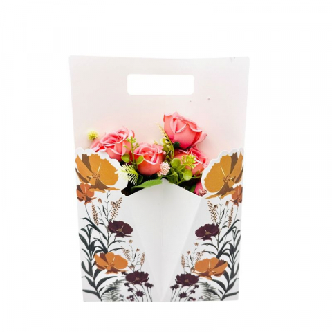 Aranjament floral deosebit cu buchet de trandafiri si flori de camelie, roz pal, 34×23 cm [2]