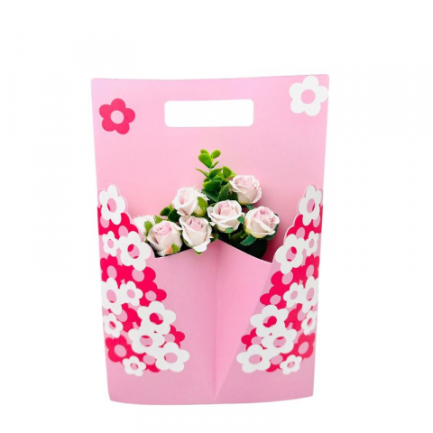Aranjamente florale - Aranjament deosebit cu buchet de trandafiri artificiali și frunze de eucalipt, roz pal, 34×23 cm
