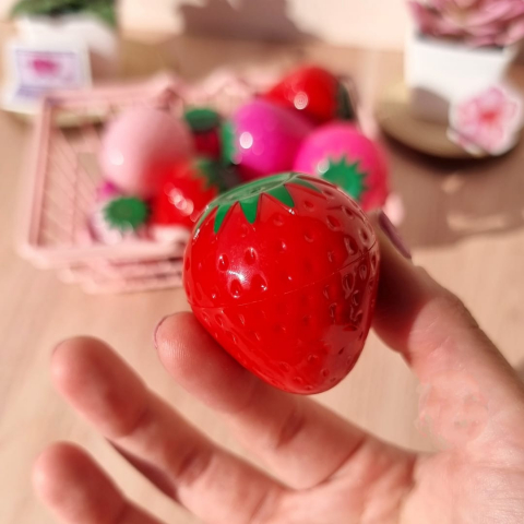 Machiaj & Frumusete - Balsam pentru Buze, Formă de Căpșună, 11g – Hidratare Intensă și Protecție pentru Buze
