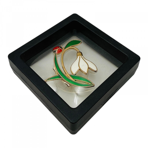 Martisoare - Brosa Martisor marime medie in cutie cu expunere 3D (alb/negru) Ghiocel Dragalas, 6.5×6.5×2cm