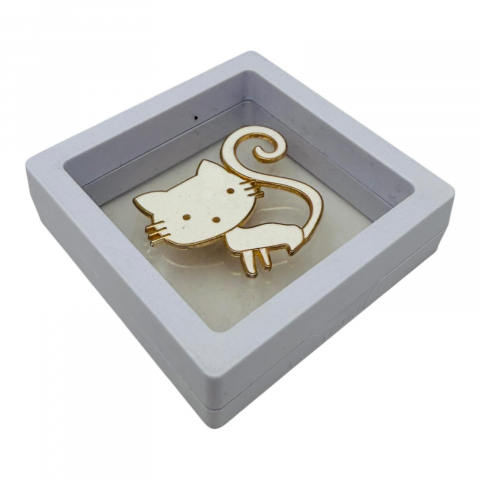 Martisoare -  Brosa Martisor marime medie in cutie cu expunere 3D (alb/negru) Pisicuța Dragalasa, 6.5×6.5×2cm