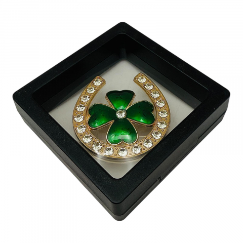 Martisoare - Brosa Martisor marime medie in cutie cu expunere 3D (alb/negru) Potcoava Norocoasa, 6.5×6.5×2cm
