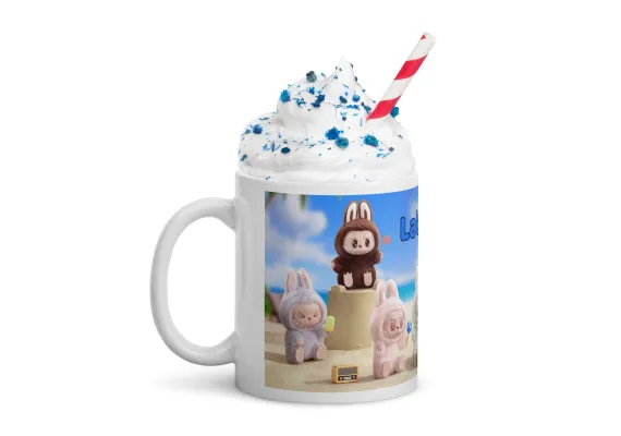 Cani cu Design si Personalizabile - Cana ceramica 330 ml cu model Labubu pe plaja 