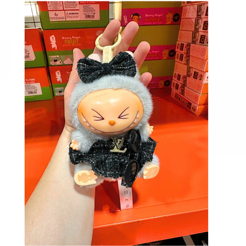 Jucarii de plus - Labubu de plus 15cm in rochita neagra eleganta cu fundita stralucitoare si ochelari fashion, BaoBao