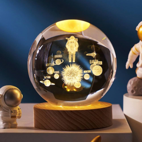 Iluminat si Decor pentru Casa - Lampa de veghe Glob Cristal 3D cu Planete si Astronaut, 10cm, lumina calda ambientala, BaoBao