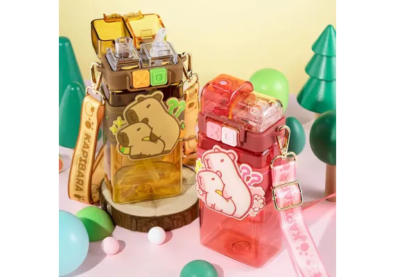 Cani cu Design si Personalizabile - Sticla apa copii 650ml Kapibara, cu pai si capac flip, curea ajustabila, model kawaii, diverse culori