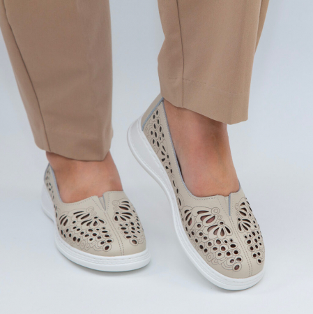 Pantofi casual bej din piele cu perforatii [1]