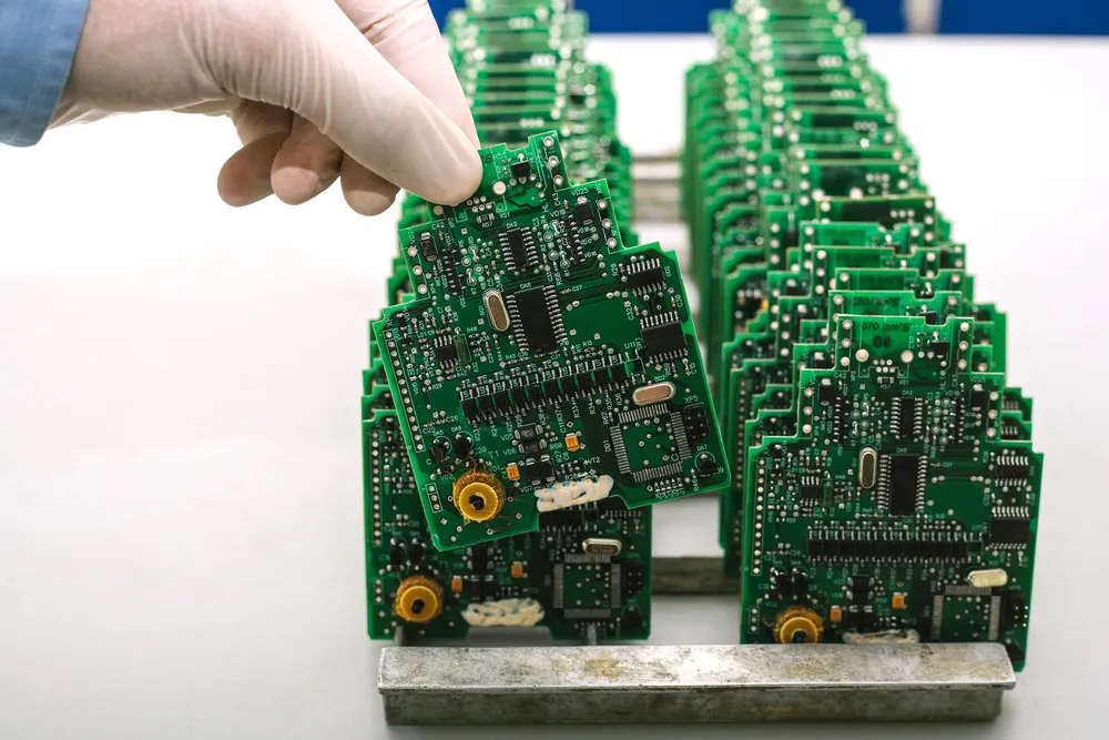 Diferenta dintre o placuta electronica si o placa electronica