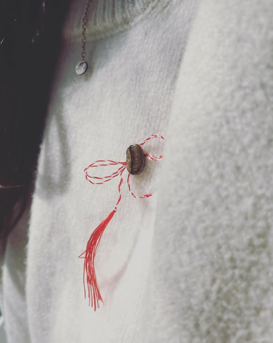 Cum alegi mărțișoare pentru 20–50 de oameni fără să înnebunești (versiunea cu cafea, nu cu fluturași de plastic)