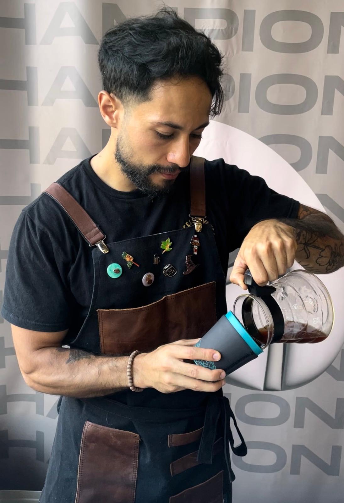 Cum folosești bijuterii și mărțișoare cu bob de cafea ca să construiești o comunitate în jurul cafenelei tale