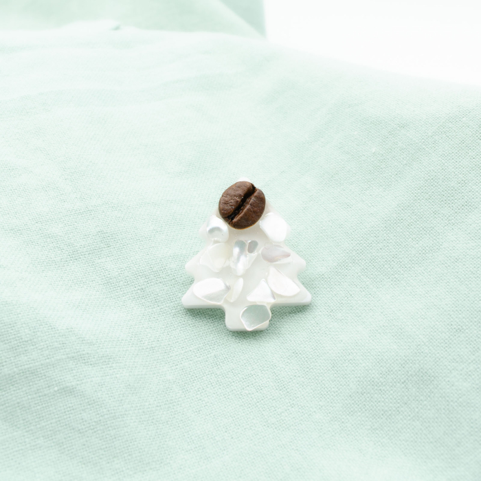 Brosa pin Brad de Craciun cu cu bob de cafea si scoica alba [4]