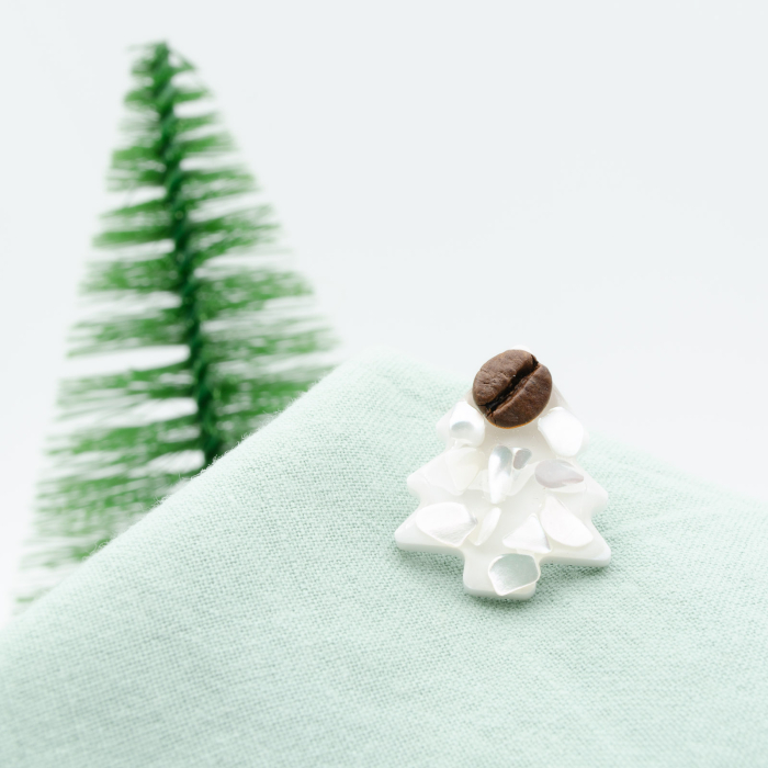 Brosa pin Brad de Craciun cu cu bob de cafea si scoica alba [2]