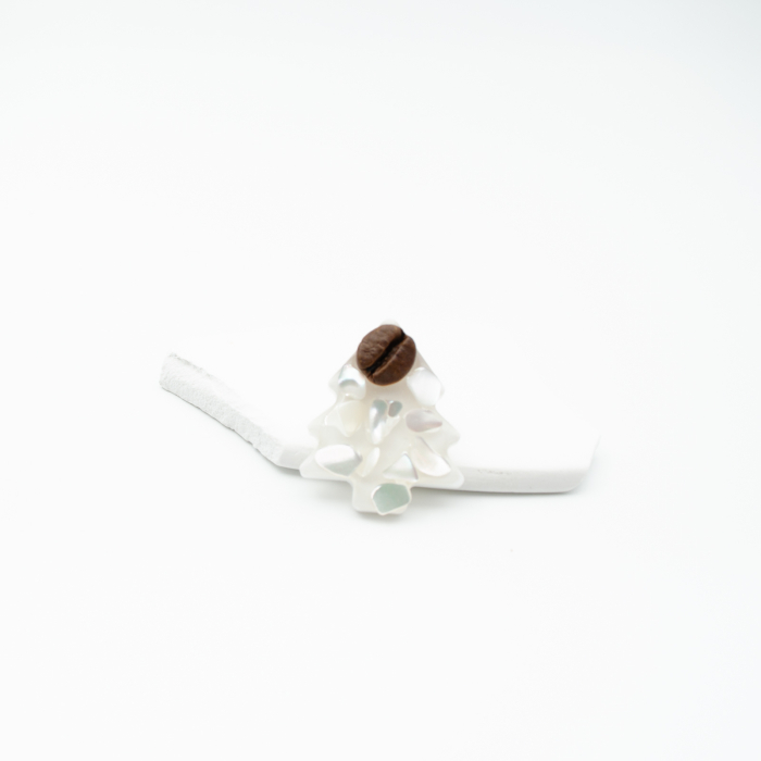 Brosa pin Brad de Craciun cu cu bob de cafea si scoica alba [7]