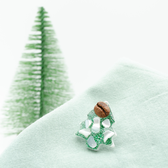 Colier Brad de Craciun verde cu cu bob de cafea si scoica alba [3]