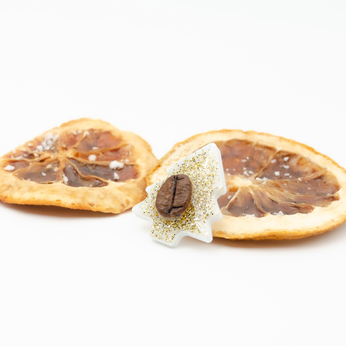 Brosa pin Brad de Craciun decorat cu bob de cafea si glitter auriu [4]