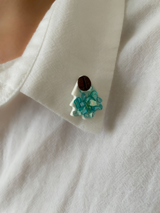 Brosa pin Brad de Craciun cu cu bob de cafea si scoica albastra [6]